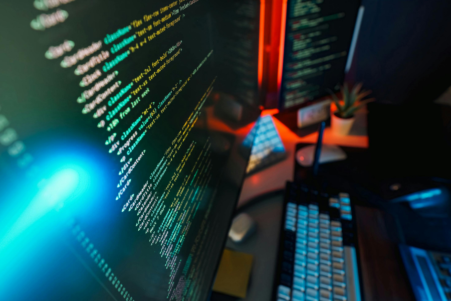 Tela de computador com códigos